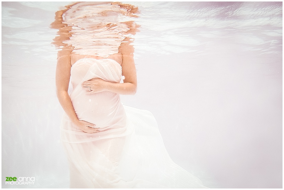 Fort Myers Underwater maternity session by Zee Anna Photography